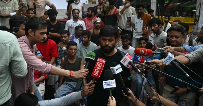 ককরোচ জনতা পার্টির প্রতিষ্ঠাতা অভিজিৎ দিপকে